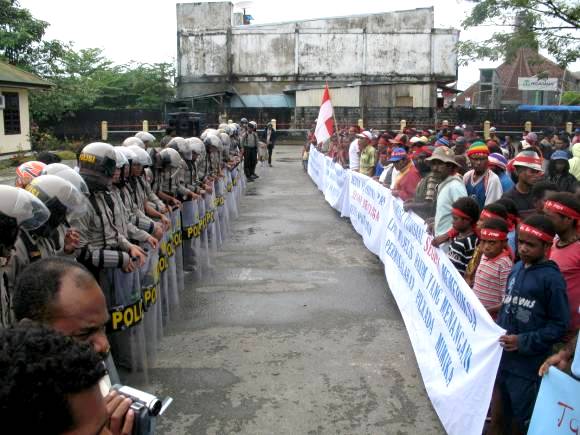 A peaceful demonstration against corruption at the local parliament building in Timika, 2008 / Muridan S Widjojo
