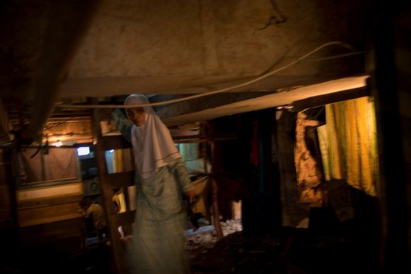 Cramped in her temporary home under a bridge ciliwung15.jpg