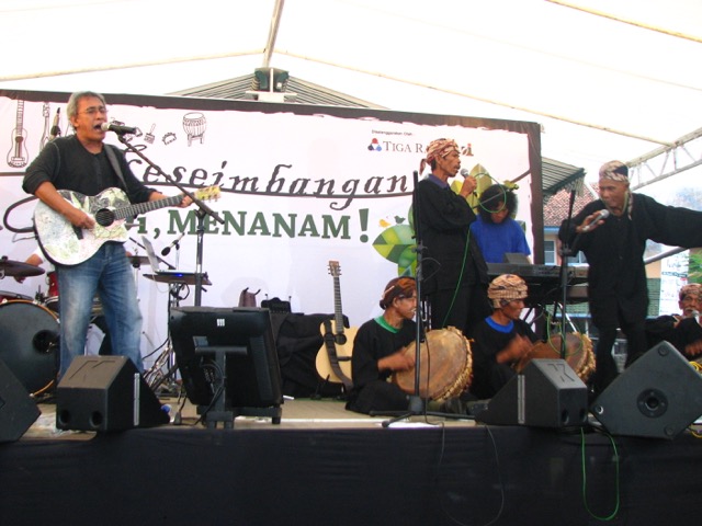 Traditional performers on stage with Iwan Fals in Tasikmalaya - Credit: Komunitas Cermin