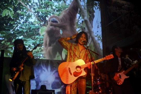 Navicula performing their song Orangutan during a concert in Ubud, Bali / Alfred Pasifico Ginting Rock music and social activism on the internet